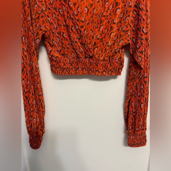 Urban Outfitters Cropped Plisse Wrap Top - Picture 3 of 9